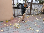 Hrabání listí před školou